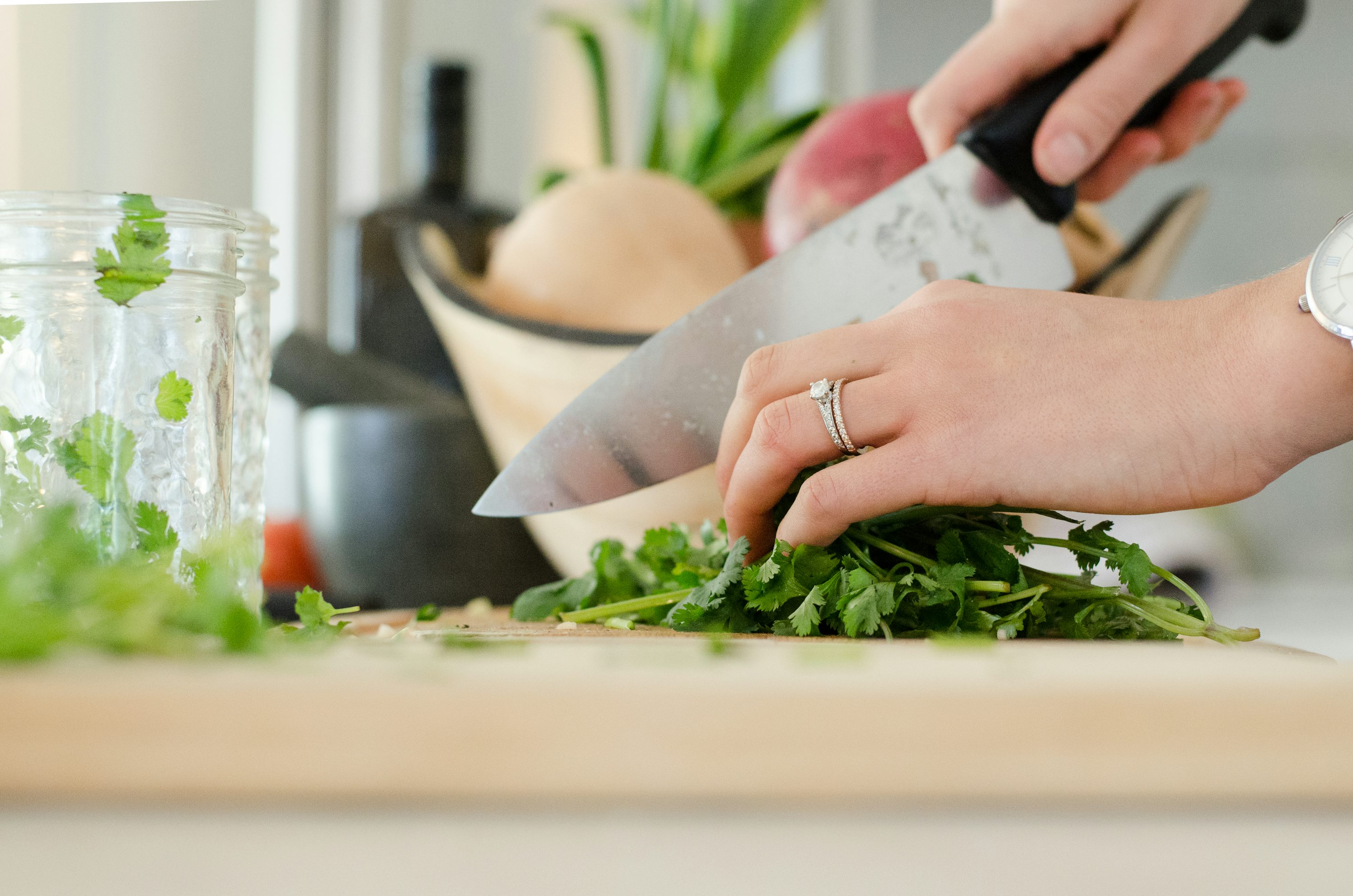 Manos preparando ingredientes frescos en una cocina
